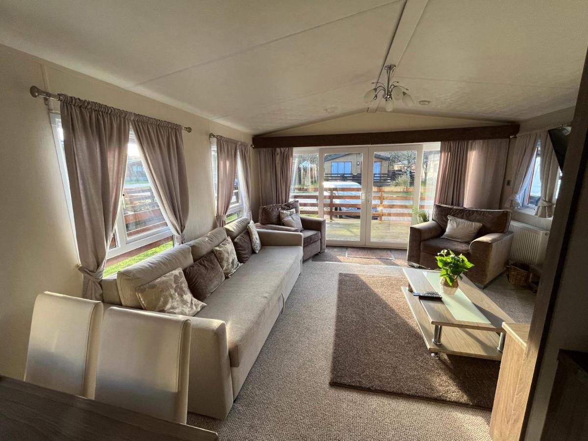 Hazel Oaks, Beautiful Lodge With Hot Tub - Sleeps 6 - Felmoor Park モーペス エクステリア 写真