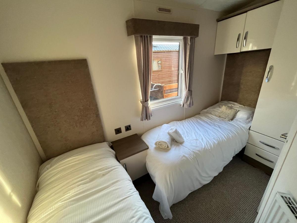 Hazel Oaks, Beautiful Lodge With Hot Tub - Sleeps 6 - Felmoor Park モーペス エクステリア 写真