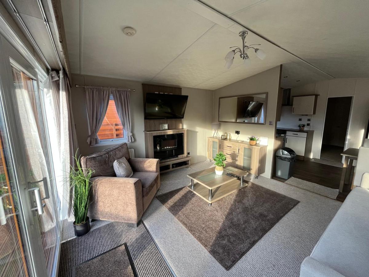 Hazel Oaks, Beautiful Lodge With Hot Tub - Sleeps 6 - Felmoor Park モーペス エクステリア 写真