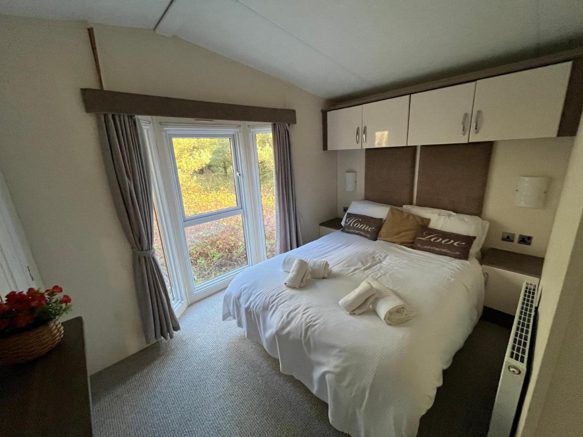 Hazel Oaks, Beautiful Lodge With Hot Tub - Sleeps 6 - Felmoor Park モーペス エクステリア 写真