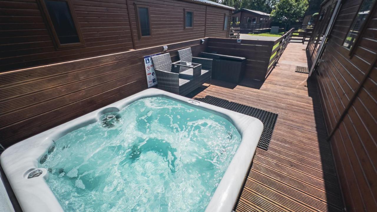 Hazel Oaks, Beautiful Lodge With Hot Tub - Sleeps 6 - Felmoor Park モーペス エクステリア 写真