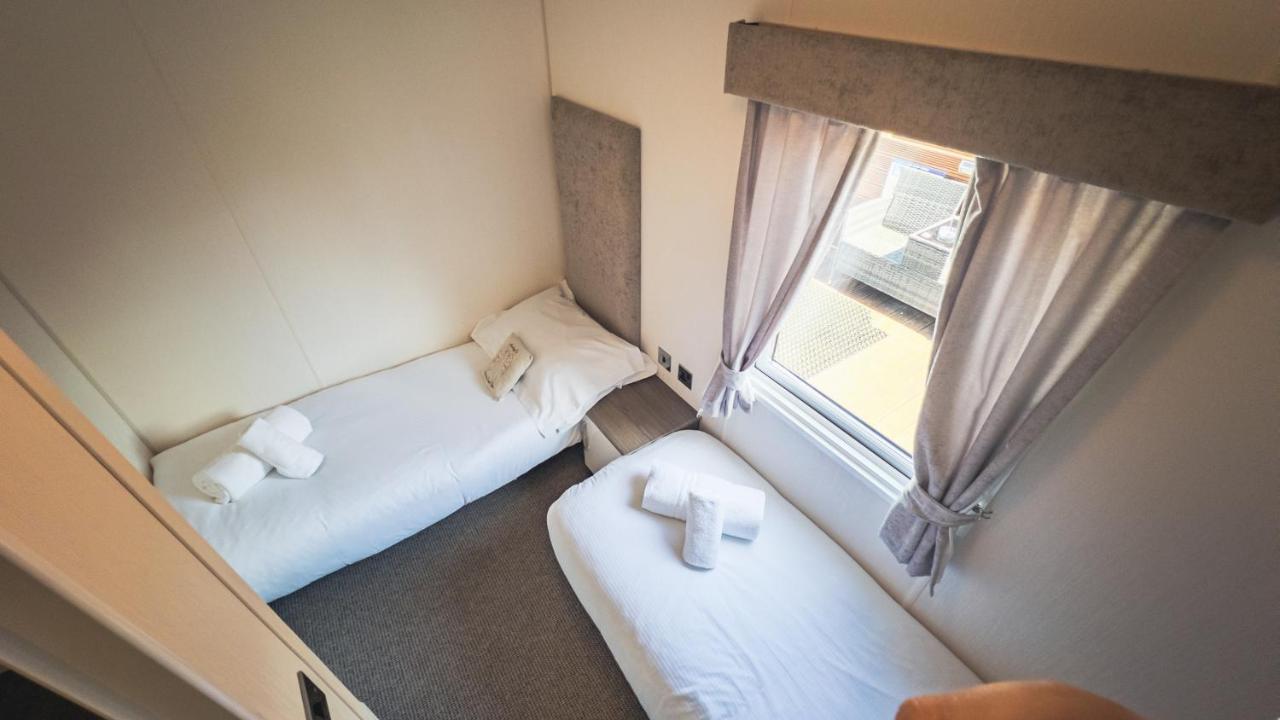 Hazel Oaks, Beautiful Lodge With Hot Tub - Sleeps 6 - Felmoor Park モーペス エクステリア 写真