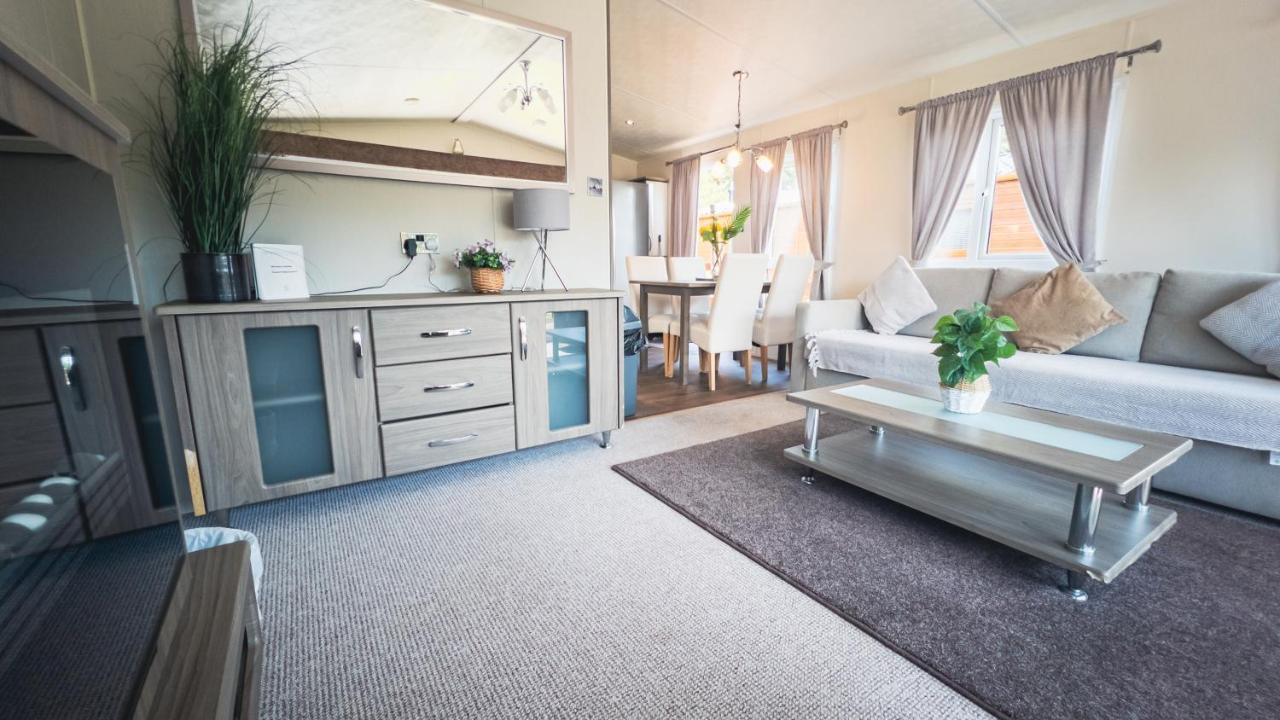 Hazel Oaks, Beautiful Lodge With Hot Tub - Sleeps 6 - Felmoor Park モーペス エクステリア 写真