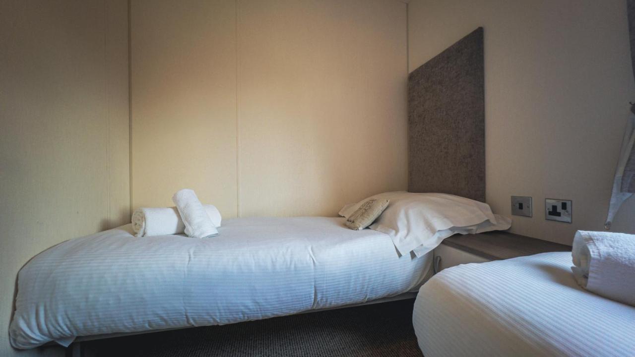 Hazel Oaks, Beautiful Lodge With Hot Tub - Sleeps 6 - Felmoor Park モーペス エクステリア 写真