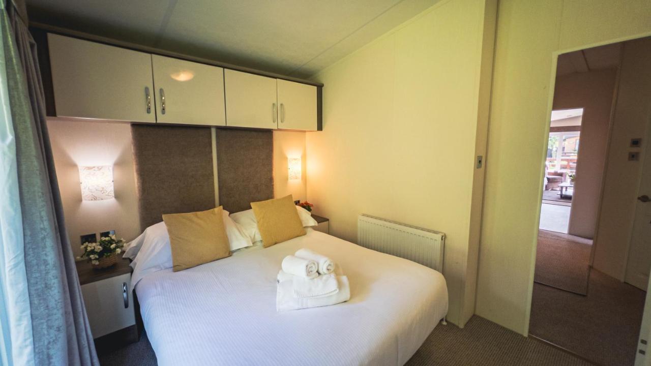 Hazel Oaks, Beautiful Lodge With Hot Tub - Sleeps 6 - Felmoor Park モーペス エクステリア 写真