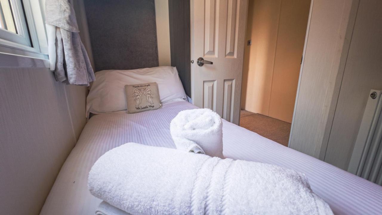 Hazel Oaks, Beautiful Lodge With Hot Tub - Sleeps 6 - Felmoor Park モーペス エクステリア 写真