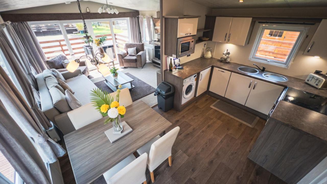 Hazel Oaks, Beautiful Lodge With Hot Tub - Sleeps 6 - Felmoor Park モーペス エクステリア 写真