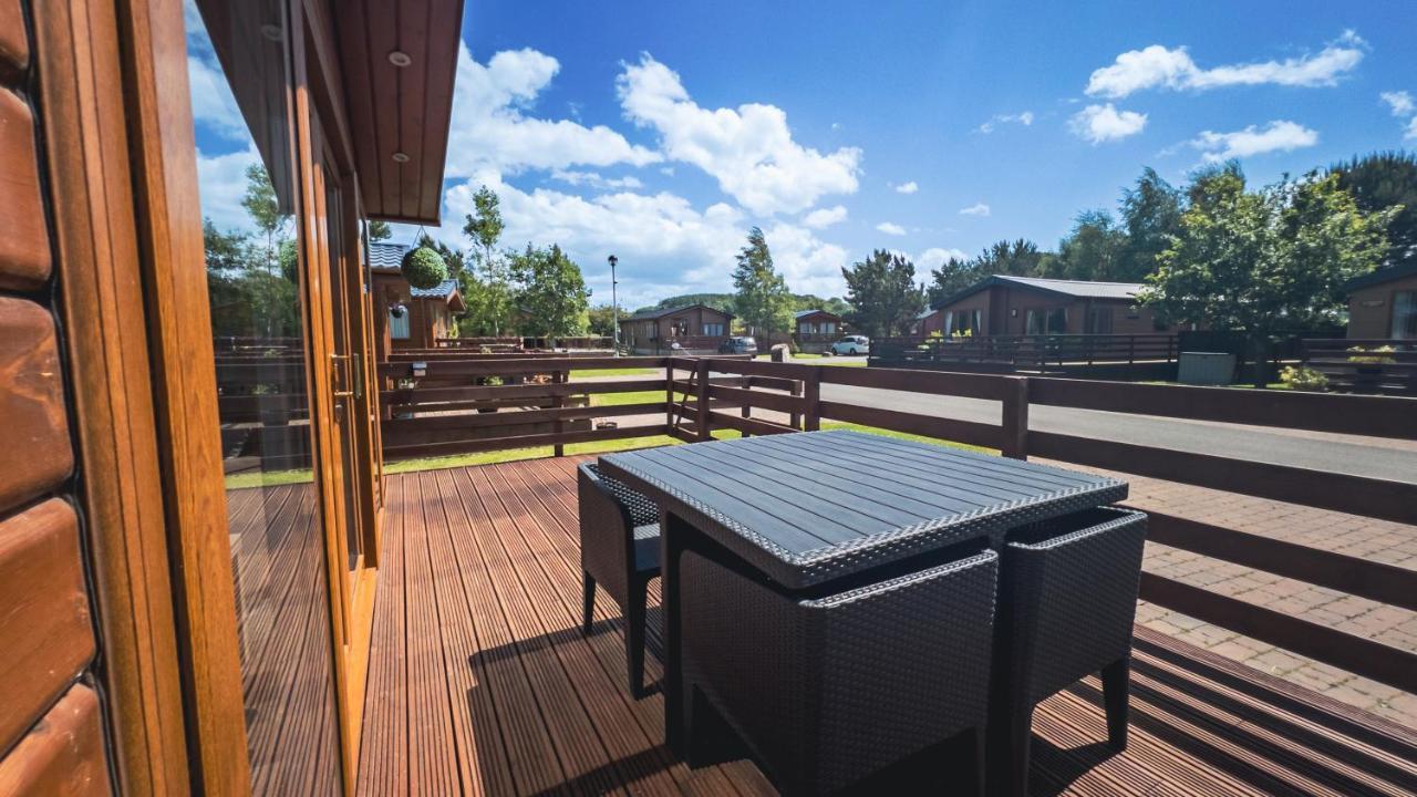 Hazel Oaks, Beautiful Lodge With Hot Tub - Sleeps 6 - Felmoor Park モーペス エクステリア 写真