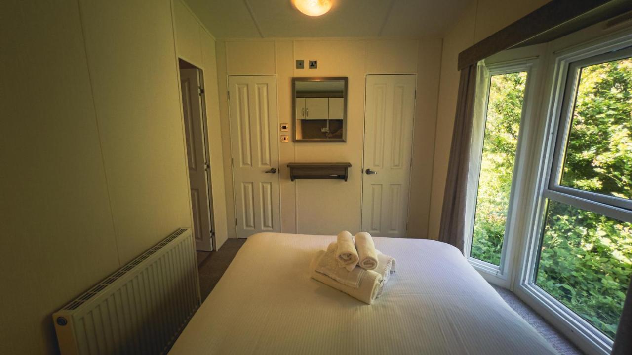 Hazel Oaks, Beautiful Lodge With Hot Tub - Sleeps 6 - Felmoor Park モーペス エクステリア 写真