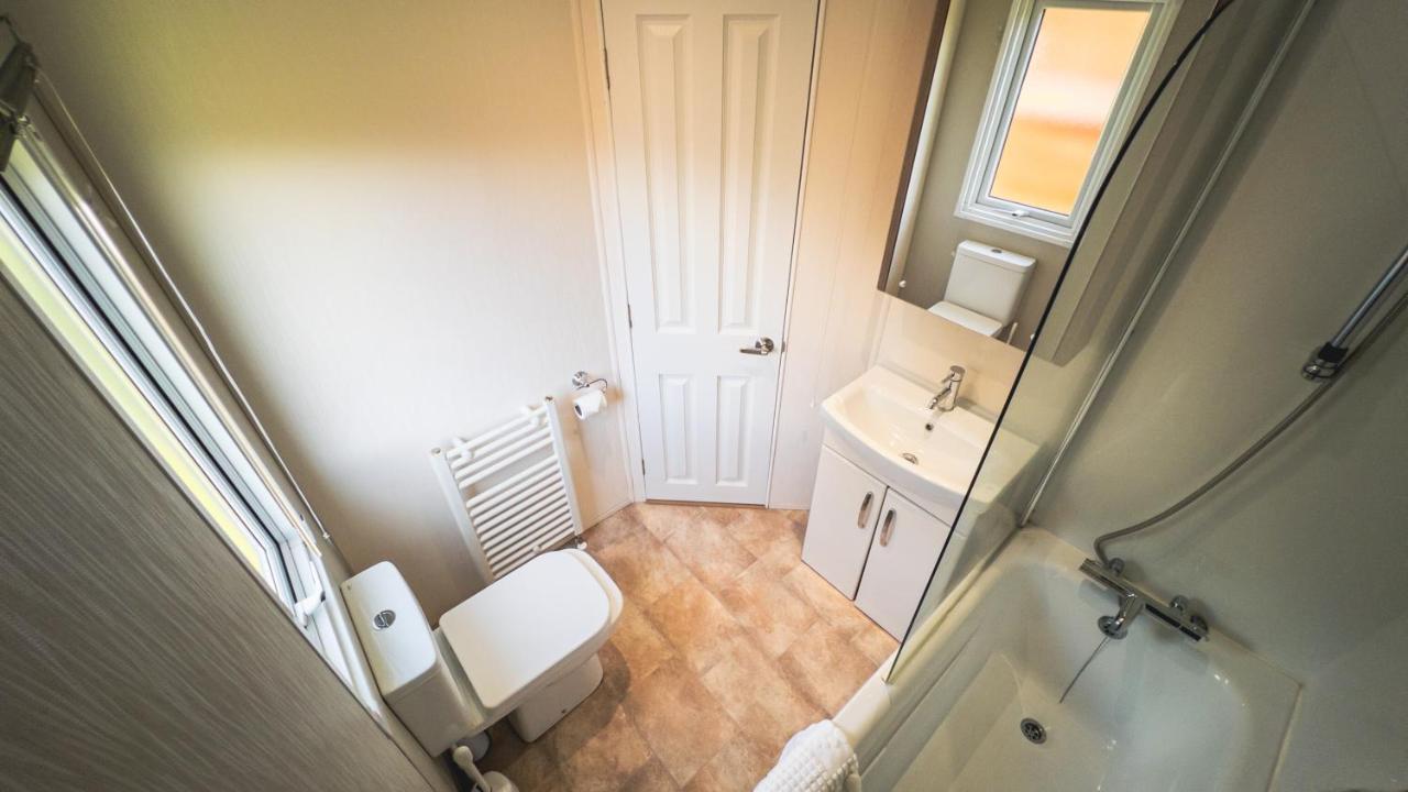 Hazel Oaks, Beautiful Lodge With Hot Tub - Sleeps 6 - Felmoor Park モーペス エクステリア 写真
