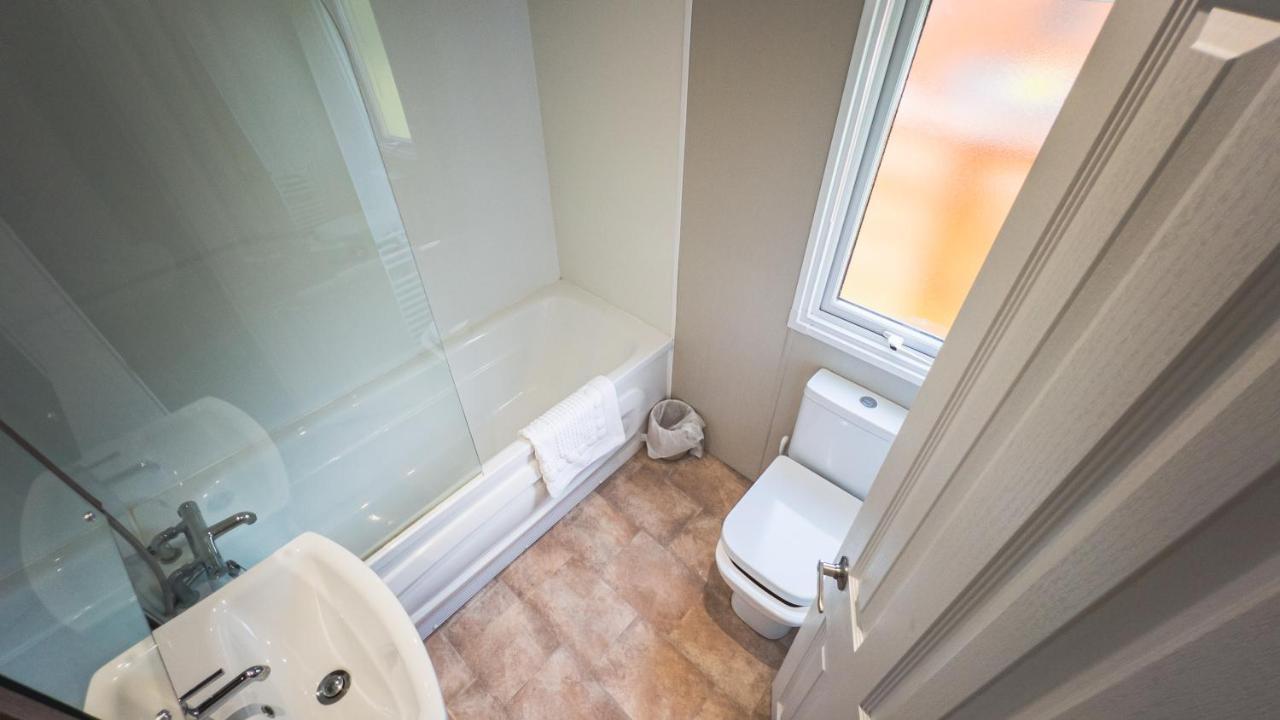 Hazel Oaks, Beautiful Lodge With Hot Tub - Sleeps 6 - Felmoor Park モーペス エクステリア 写真