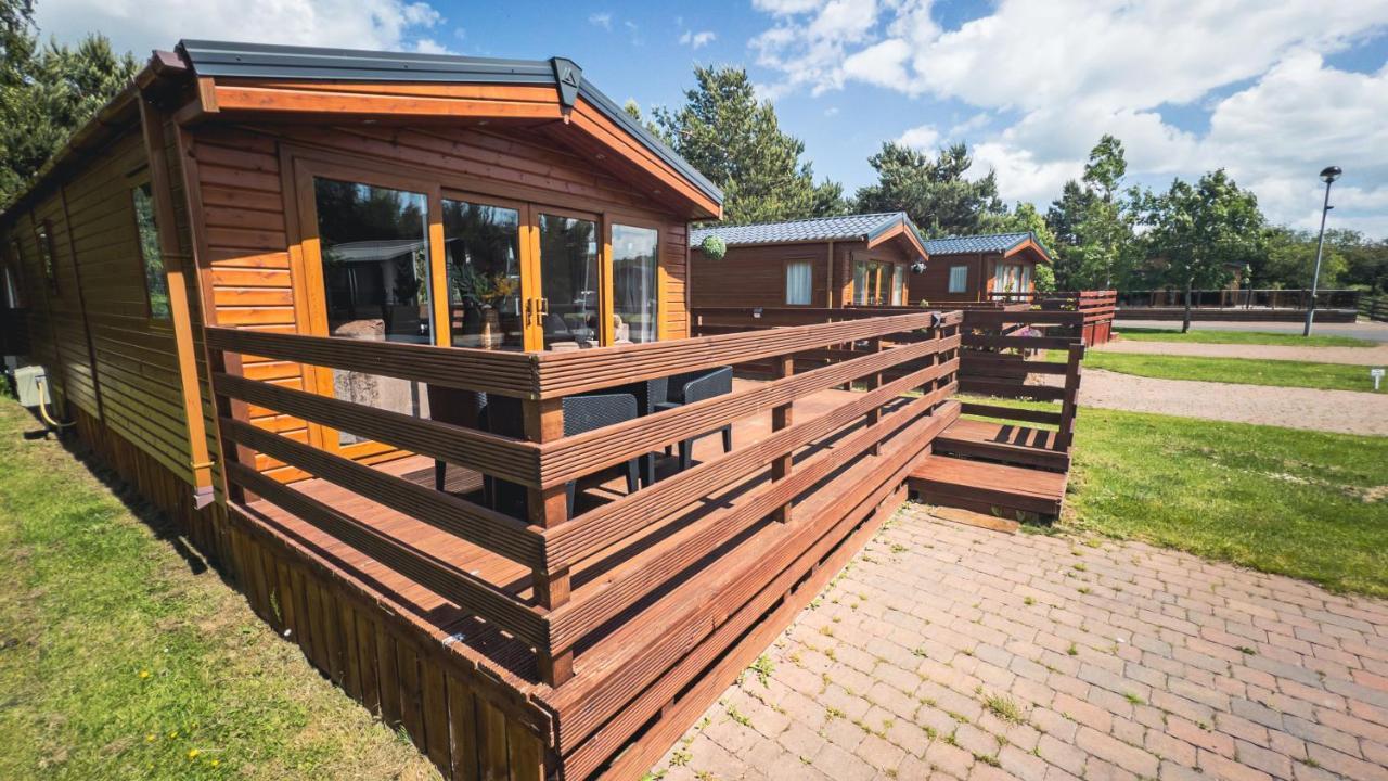 Hazel Oaks, Beautiful Lodge With Hot Tub - Sleeps 6 - Felmoor Park モーペス エクステリア 写真