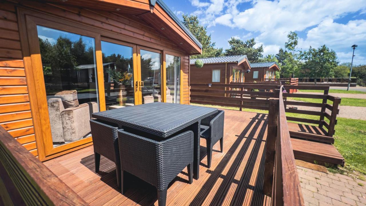 Hazel Oaks, Beautiful Lodge With Hot Tub - Sleeps 6 - Felmoor Park モーペス エクステリア 写真