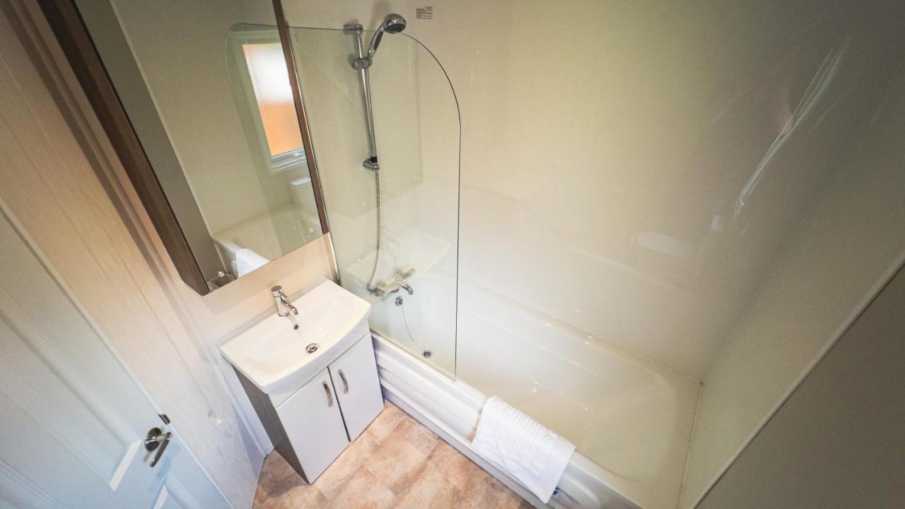 Hazel Oaks, Beautiful Lodge With Hot Tub - Sleeps 6 - Felmoor Park モーペス エクステリア 写真
