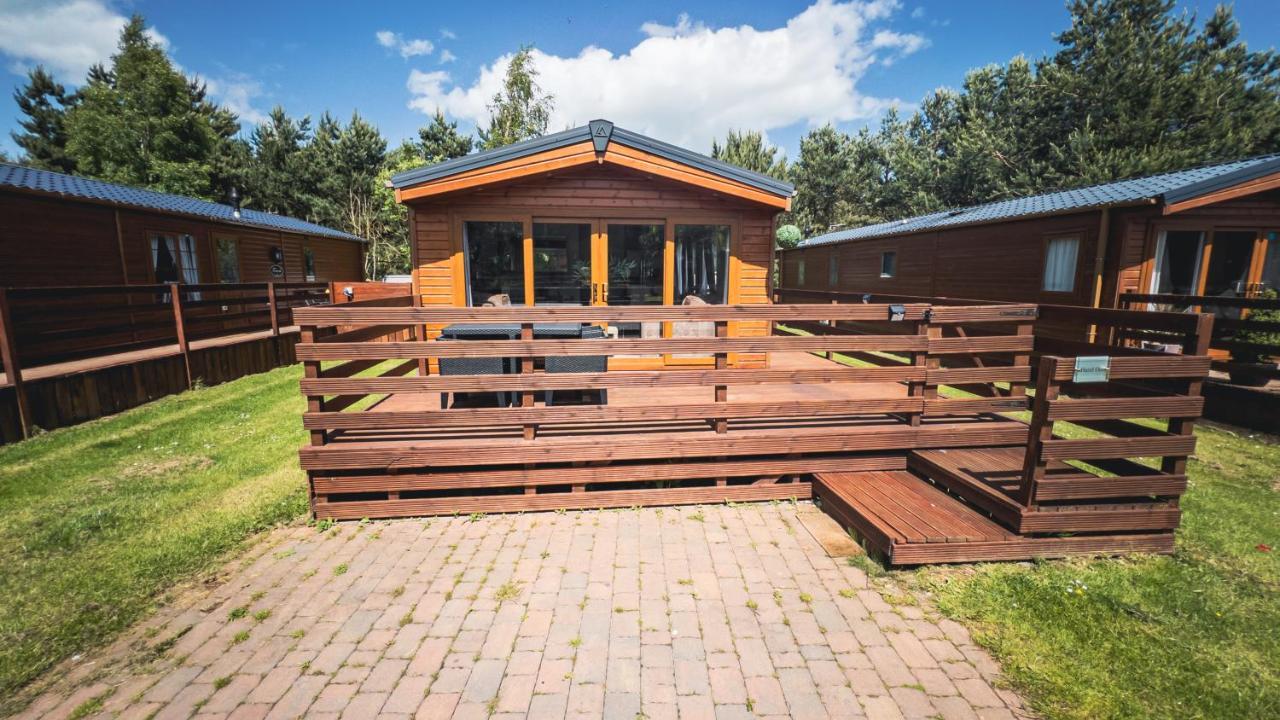 Hazel Oaks, Beautiful Lodge With Hot Tub - Sleeps 6 - Felmoor Park モーペス エクステリア 写真
