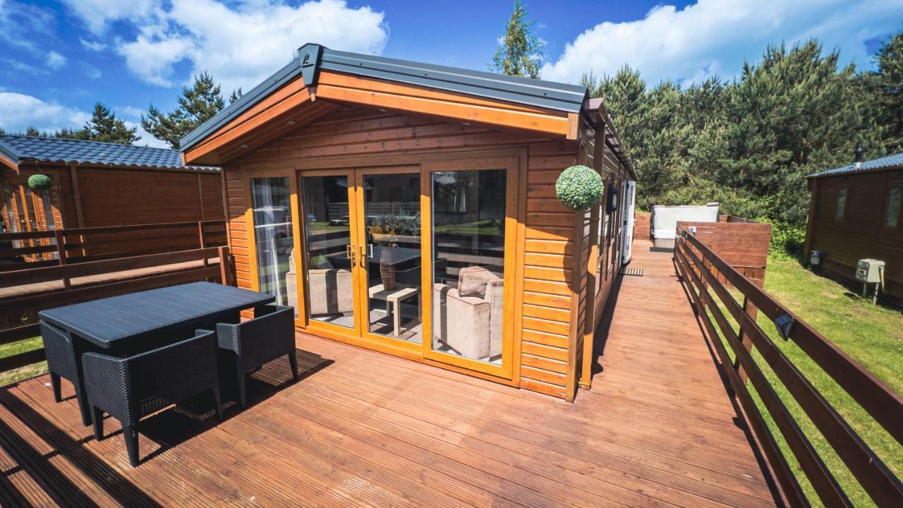 Hazel Oaks, Beautiful Lodge With Hot Tub - Sleeps 6 - Felmoor Park モーペス エクステリア 写真