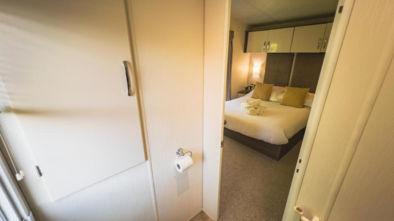 Hazel Oaks, Beautiful Lodge With Hot Tub - Sleeps 6 - Felmoor Park モーペス エクステリア 写真