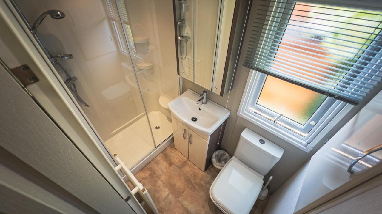 Hazel Oaks, Beautiful Lodge With Hot Tub - Sleeps 6 - Felmoor Park モーペス エクステリア 写真